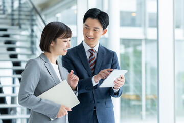 オフィスで働くビジネスマン