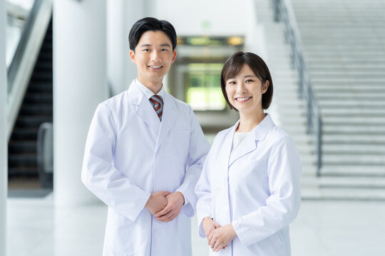 白衣の若い男女