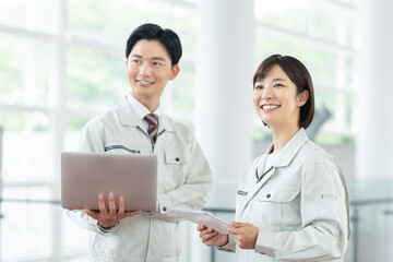 オフィスで働く若い技術者
