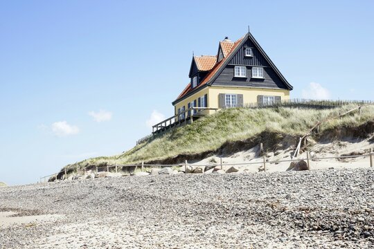 Alt Skagen, house in dune landscape, pebble beach of Gammel Skagen, H&oslash;jen, Frederikshavn municipality, Nordjylland, Denmark, Europe