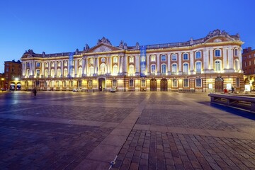Naklejka premium The Capitole, municipal administrative building, town hall at twilight, Toulouse, Haute-Garonne, France, Europe
