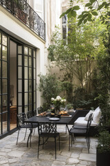 Obraz premium A historic townhouse in the heart of Paris, with wrought-iron balconies and a classic French design