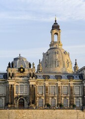 Obraz premium Kunstakademie, at the back tower of the Church of Our Lady, Brühl's terrace on the Elbe, Dresden, Saxony, Germany, Europe