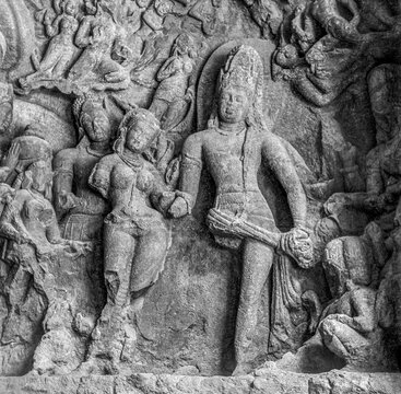 Lord Shiva And Parvati Carved In stone, Elephanta Caves, Mumbai Bombay, Maharashtra, India, Asia