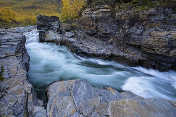 Obraz premium Autumnal Abisko Canyon, River Abiskojåkka, Abiskojakka, Abisko National Park, Norrbottens, Norrbottens län, Laponia, Lapland, Sweden, Europe