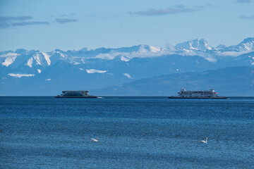 Autofähren auf dem Bodensee vor schneebedeckten Alpenbodensee