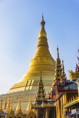 Naklejka premium Golden Shwedagon Pagoda, main stupa, stupa, Shwedagon Paya, Shwedagon, Rangoon, Myanmar, Asia