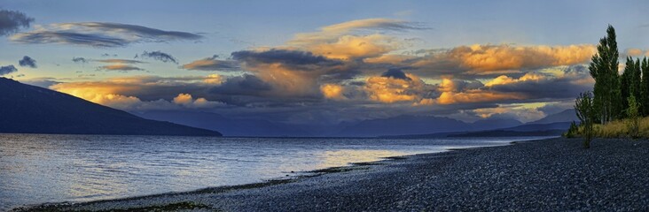 Obraz premium Shore of Lake Te Anau at sunset, Fiordland National Park, South Island, New Zealand, Oceania