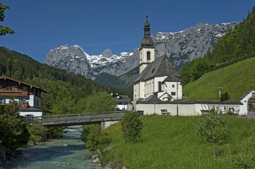 Parish church St. Sebastian with Ramsauer Ache, at back Reiteralpe, Ramsau, Berchtesgadener Land, Upper Bavaria, Germany, Europe