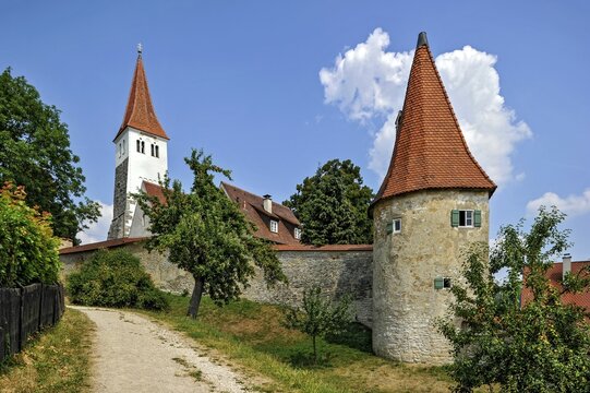 Medieval town wall with defensive defence tower, bell defence tower of the Romanesque basilica St. Martin, old town, Greding, Middle Franconia, Franconia, Bavaria, Germany, Europe