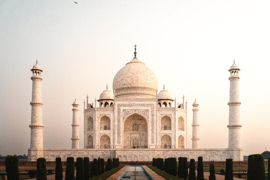 Taj Mahal Bei Sonnenaufgang in weichem, rosanen Licht ohne Besucher Menschenleer