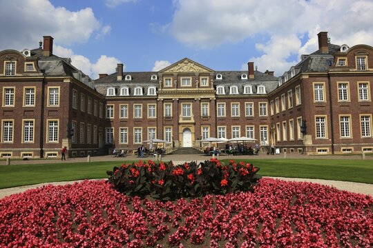 Main building with central risalit, south view, Nordkirchen Castle, baroque castle complex in the southern M&uuml;nsterland, moated castle, Coesfeld district, North Rhine-Westphalia, Germany, Europe