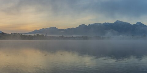 Lake Hopfensee, behind Hopfen am See and Ammergau Alps, near Füssen, Ostallgäu, Allgäu, Bavaria, Germany, Europe