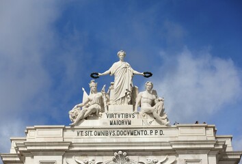 Obraz premium Three statues on the triumphal arch, Rua Augusta, Lisbon, Portugal, Europe
