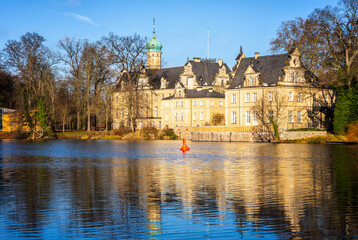 Jagdschloss Glienicke mit dem sozialp&auml;dagogischen Fortbildungsinstitut an der Glienicker Lake, Potsdam, Brandenburg, Deutschland