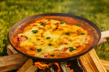 アウトドアでマカロニチーズ camping gratin (macaroni and cheese)