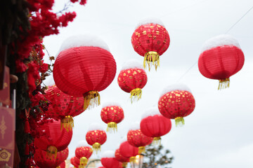 Obraz premium Chinese New Year. Red lanterns under snow. Traditional Chinese holiday. Concept of winter holiday.