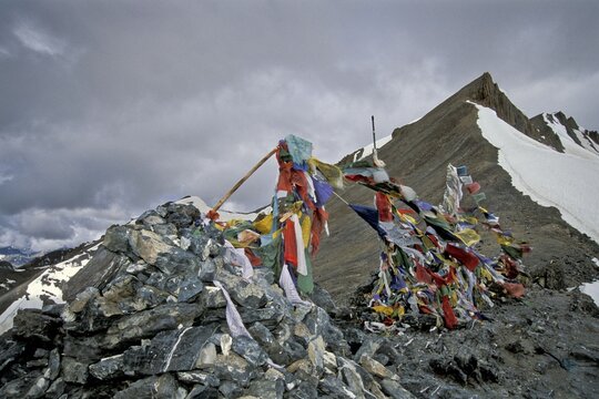Prayer flags, Parang La or Parang Pass, 5580m, Kibber-Karzok-Trail, Himachal Pradesh, Indian Himalayas, North India, India, Asia