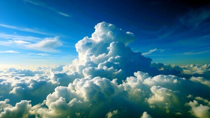 Naklejka premium Expansive fluffy clouds against a bright blue sky