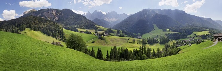 Obraz premium Panoramic view above S. Magdalena on the Bergbauernweg trail, Villnoesstal valley, province of Bolzano-Bozen, Italy, Europe