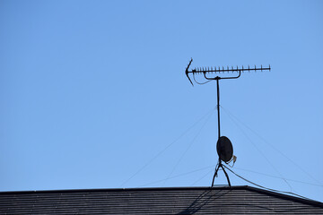 古い家の屋根に設置されたアンテナ
