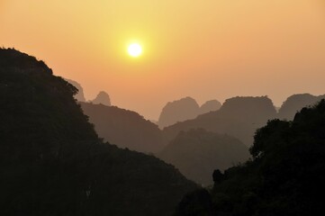 Obraz premium Sunset in the dry Halong Bay, Ninh Binh area, Vietnam, Southeast Asia, Asia
