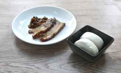 braised slice pork belly with preserved mustard on plate eat couple white steamed Chinese bun