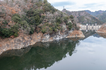 晩秋の合角ダムの景色