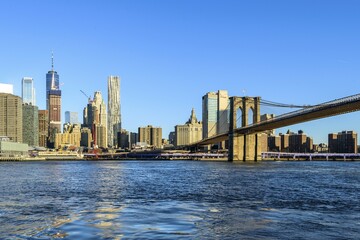 Naklejka premium View from Pier 1 over the East River to the skyline of Manhattan, Manhattan Bridge, Dumbo, Downtown Brooklyn, Brooklyn, New York