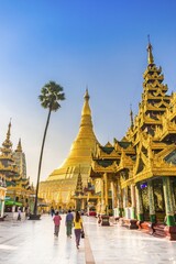 Fototapeta premium Golden Shwedagon Pagoda, main stupa, stupa, Shwedagon Paya, Shwedagon, Rangoon, Myanmar, Asia