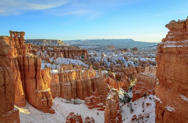 Morning light, bizarre snowy rocky landscape with Hoodoos in winter, Navajo Loop Trail, Bryce...