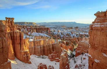 Gardinen Morning light, bizarre snowy rocky landscape with Hoodoos in winter, Navajo Loop Trail, Bryce Canyon National Park, Utah, USA, North America © Valentin Wolf/imageBROKER