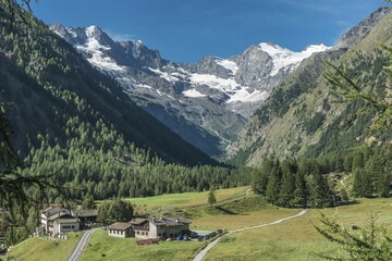 Valnontey high valley, starting point for high-mountain tours, behind the crest of the Gran Paradiso, Cogne, Gran Paradiso, Alps, Autonomous Region of Valle d' Aosta, Italy, Europe