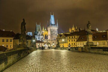 Obraz premium Lesser Town Bridge Tower, Charles Bridge, St. Vitus Cathedral, Prague Castle, Hradčany, night scene, historic centre, Prague, Bohemia, Czech Republic, Europe