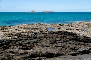 Rauhe Küstenlandschaft mit klarer Sicht auf das blaue Meer