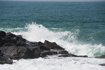 岩に当たって砕ける波
