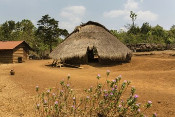 Traditional Phnong house, Pnong, Bunong, Senmonorom, Sen Monorom, Mondulkiri Province, Cambodia, Asia © Josef Beck/imageBROKER