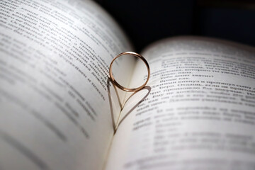 Fototapeta premium Beautiful wedding ring on a book