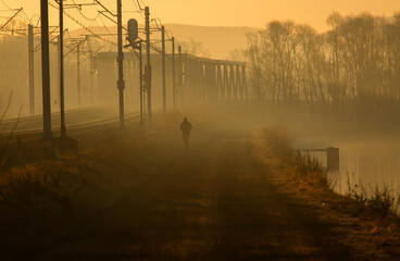 Linia kolejowa, mglisty poranek, transport. © mycatherina
