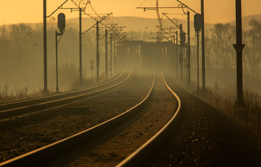 Linia kolejowa, mglisty poranek, transport. © mycatherina