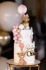 The cake with topper and teddy candy