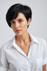 Fototapeta premium arafed woman in a white shirt posing for a picture