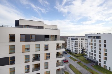 Apartamentowce przy ulicy Pułaskiego w Katowicach &ndash; widok z balkonu na budynki w Dolinie 3 Staw&oacute;w