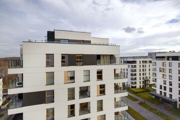 Apartamentowce przy ulicy Pułaskiego w Katowicach – widok z balkonu na budynki w Dolinie 3 Stawów © arteffect.pl