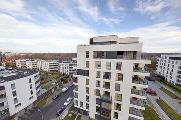 Apartamentowce przy ulicy Pułaskiego w Katowicach – widok z balkonu na budynki w Dolinie 3 Stawów