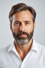 Obraz premium arafed man with a beard and a white shirt looking at the camera