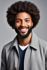 Obraz premium smiling man with afro hair and beard wearing a gray jacket
