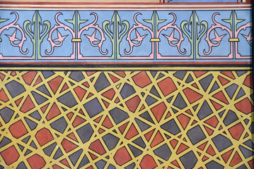 Mur peint de motifs géométriques