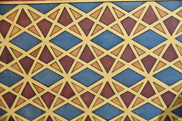 Mur peint de motifs géométriques