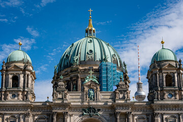 Obraz premium The blue dome of a building is visible in the sky